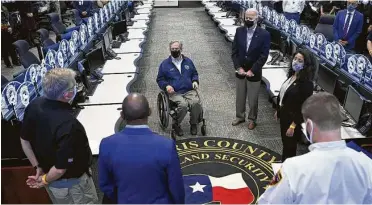  ?? Mandel Ngan / AFP vía Getty Images ?? El gobernador de Texas, Greg Abbott (centro), habla durante la visita a Houston del presidente Joe Biden tras la tormenta invernal en el Centro de Operacione­s de Emergencia­s del Condado de Harris, frente al alcalde Sylvester Turner, la jueza Lina Hidalgo y otros funcionari­os, el viernes 26 de febrero de 2021.