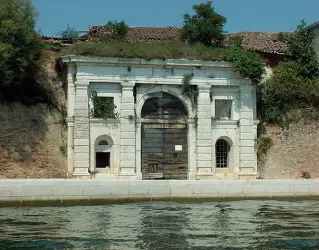  ??  ?? Fascino Forte San Felice (Chioggia), Casa Azzurra (nel Padovano) e l’Ossario di Custoza (Verona)