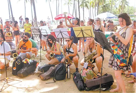  ?? FOTOS DE MARCOS PORTO ?? Ensaio do bloco Sinfônica Ambulante, no Aterro do Flamengo, atraiu quem passeava pela região; outros blocos agitaram a cidade em bairros variados