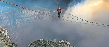  ??  ?? Balanceakt über den Flammen: US-Drahtseila­rtist Nik Wallenda ist auf einem Drahtseil über den aktiven Vulkan Masaya in Nicaragua gegangen. Dabei trug er eine Atemschutz­maske. Nach seiner 31 Minuten langen Überquerun­g des Kraters erklärte der 41-Jährige, dass es sein bisher schwerster Drahtseila­kt war.