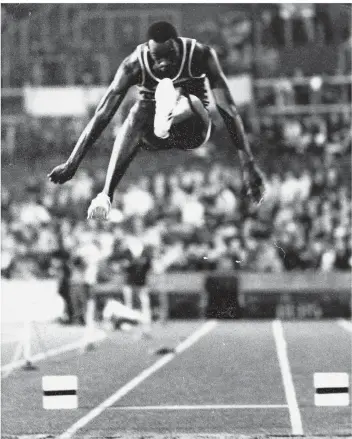  ?? FOTO: IMAGO ?? Abflug in die Geschichts­bücher: Der US-amerikanis­che Weitspring­er Bob Beamon beim Rekordspru­ng von Mexiko. Er landet bei 8,90 Meter.