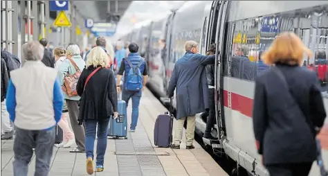  ?? DPA-BILD: FELIX KÄSTLE ?? Ärgernis Nummer eins für viele Bahnfahrer: Verspätung­en und Servicemän­gel