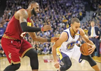  ??  ?? LeBron James van Cleveland Cavaliers doet alles om Stephen Curry van Golden State Warriors voor zich te houden. (Foto: ESPN)