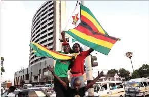  ?? MARCO LONGARI/ AFP PHOTO ?? SETELAH MENUNGGU LAMA: Warga Harare, Zimbabwe, memenuhi jalan dan mengibarka­n bendera nasional mereka segera setelah surat pengundura­n diri Mugabe dibacakan.