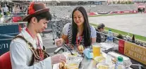  ?? Gary Fountain / Contributo­r ?? The University of Houston’s TDECU Stadium was the setting for the show, which drew Robert Greenberg and Mylinh Tran.