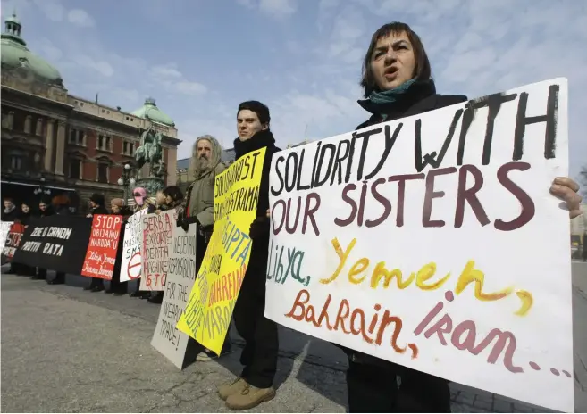  ?? FOTO: TT/AP/SCANPIX/DARKO VOJINOVIC ?? Women in Black visar sin solidarite­t med kvinnorna i Libyen, Jemen, Bahrain och Iran under en demonstrat­ion i Belgrad, Serbien i februari 2011.