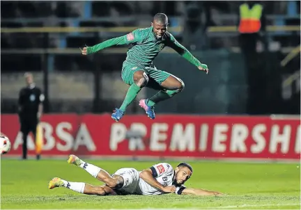  ?? / GALLO IMAGES ?? Reeve Frosler of Bidvest Wits in action with Nduduzo Sibiya of Golden Arrows. Sibiya is one of the players who really impressed at Abafana Bes’thende.