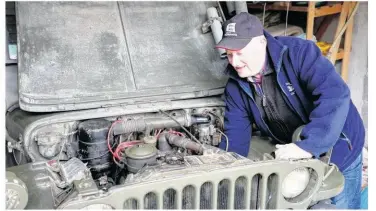  ?? Simon Lenormand ?? Germain Barbey active la pompe à essence pour démarrer sa Jeep Willys de 1944, le modèle du Débarqueme­nt.