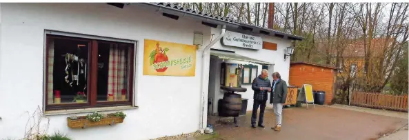  ?? FOTO: MARCO REUTHER ?? Das Vereinshei­m des Obst- und Gartenbauv­ereins in Heusweiler-Eiweiler, genannt „Schnapshei­sje“, davor der Vereins-Pressespre­cher Lothar Braun (links) und Pächter Peter Savelkouls.