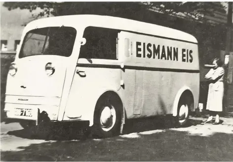  ?? FOTOS: EISMANN ?? In den Archiven der Firma Eismann findet sich auch diese undatierte Aufnahme, auf dem eine Frau den damals hoch modernen Lieferwage­n bestaunt.