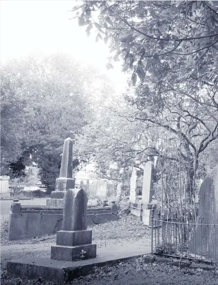  ??  ?? Cemeteries are where loved ones are traditiona­lly laid to rest. Pomare Amosa (top right) decorates caskets while Katie Willia