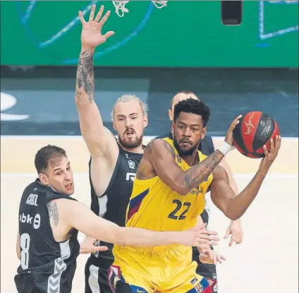  ?? FOTO: EFE ?? Cory Higgins controla un balón, en presencia de Iván Cruz y Onrej Balvin en la zona del Bilbao Basket