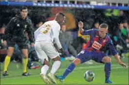  ??  ?? Vinicius le tira un caño a De Blasis en el partido ante el Eibar.