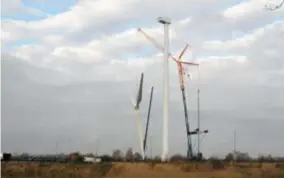  ?? FOTO BAR ?? Met een kraan worden de 85 meter hoge turbines ontmanteld.