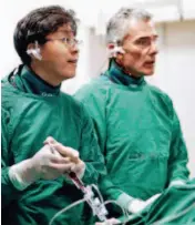  ??  ?? Zhou Yujie (left) demonstrat­es a transradia­l interventi­on surgery alongside Dutch cardiologi­st Ferdinand Kiemeneij (right), who successful­ly performed the world’s first transradia­l angioplast­y, at Beijing Anzhen Hospital.