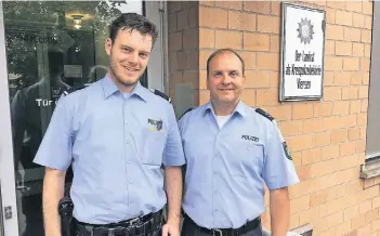  ?? RP-FOTO: EMILY SENF ?? Kommissara­nwärter Tim Hetgens (l.) und Personalwe­rber Lars Golder schätzen ihren Beruf. Derzeit arbeiten bei der Polizei im Kreis Viersen 431 Polizisten. Das Durchschni­ttsalter liegt bei 49 Jahren.