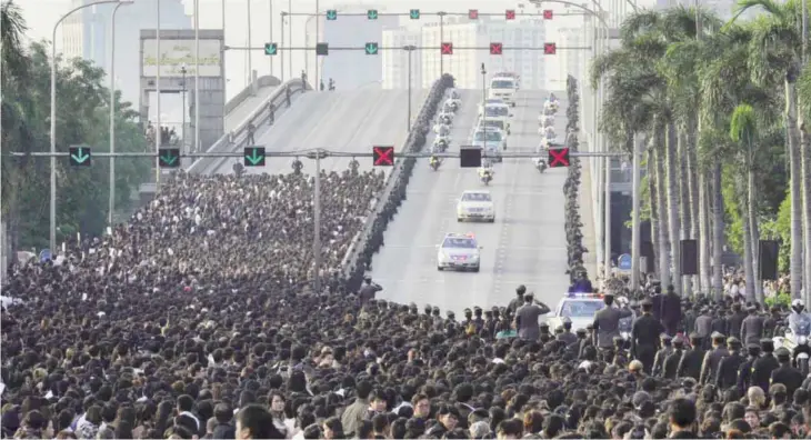  ?? — AFP ?? BANGKOK: A van carries the body of Thai King Bhumibol Adulyadej to his palace yesterday.