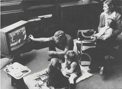  ??  ?? 1975 Die televisies­tel sal ongetwyfel­d die ingewikkel­dste elektronie­se apparaat in die huis wees, waarsku Landbouwee­kblad kort voor die eerste uitsending­s in Suid-Afrika.