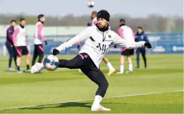  ?? Courtesy: PSG Twitter ?? ↑
PSG’S Neymar attends a practice session ahead of their French League match against Saint-etienne.