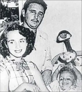  ?? TORONTO STAR / EFE ?? Fidel con su primera mujer, Mirtha, y su hijo, Fidelito, en 1950