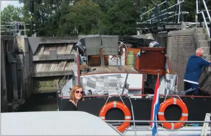  ??  ?? Les écluses ne sont pas forcément très longues et c’est tout juste si deux bateaux peuvent tenir ensemble. Il a fallu patienter quelques heures avant de pouvoir accéder à la ville de Gouda.