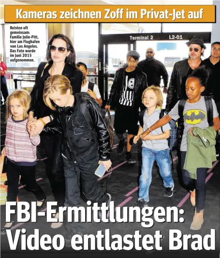  ??  ?? Reisten oft gemeinsam: Familie Jolie-Pitt, hier am Flughafen von Los Angeles. Das Foto wurde im Juni 2015 aufgenomme­n.