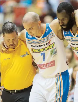  ??  ?? Carlos Arroyo es asistido para salir de la cancha luego de lesionarse en el tercer periodo.