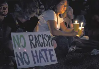  ?? FOTO: DPA ?? Menschen in Washington gedenken der Opfer von Charlottes­ville.
