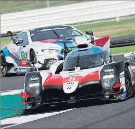  ?? FOTO: TOYOTA GAZOO RACING ?? El Toyota número 8, subiéndose a los pianos de Silverston­e