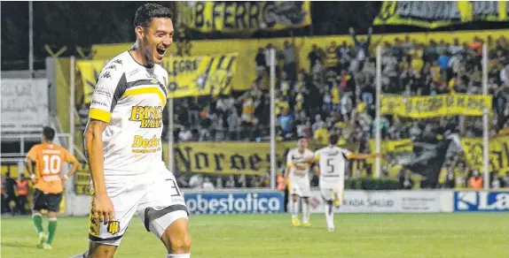  ?? FACUNDO MORALES-LA NUEVA. ?? Solidez y eficiencia, lo que le está dando Cabral a Olimpo. Después del 30 de junio deberá volver a Racing, pero en el aurinegro lo quieren retener. ¿Podrán?