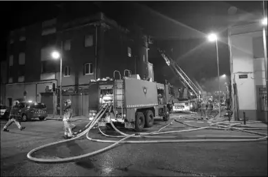  ??  ?? De brandweer is bezig het vuur te blussen. (Foto: AD)