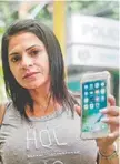  ??  ?? Adriana Andrade conseguiu recuperar seu celular de manhã. Vítimas encheram a 18ª DP ao longo do dia para fazer ocorrência