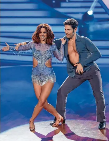  ?? Foto: Rolf Vennenbern­d, dpa ?? Schlager Sängerin Vanessa Mai und ihr Profi Partner, der Ingolstädt­er Tänzer Christian Polanc, zählen zu den Favoriten der der zeitigen Staffel von „Let’s dance“. Zu den gezeigten Tänzen bei den Auftritten gesellt sich viel Show.