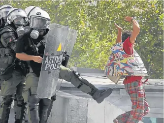  ?? Kostas tsironis / aP ?? La policía golpea a un manifestan­te, durante una huelga general contra los anuncios de austeridad, en 2012