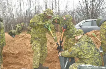  ??  ?? 120 militaires ont été dépêchés à Fredericto­n et ses alentours pour prêter main-forte aux résidents. - Gracieuset­é: Forces Armées Canadienne­s