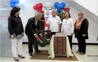  ??  ?? Aminuddin hitting the gong to launch the E-Service Corner at EPF Miri yesterday, witnessed by (from left) Chia, Yii and Unyang.