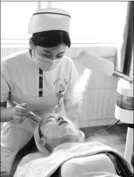  ?? MA JIAN / FOR CHINA DAILY ?? A woman has a facial care at a hospital in Zhengzhou, Henan