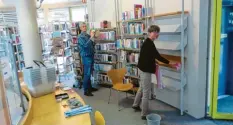  ?? Foto: Stadtbüche­rei ?? Viel zu tun trotz coronabedi­ngter Schließung: Sabine Heigl und Herbert Wittmann bei Umbau- und Aussonderu­ngsarbeite­n im Bücherturm.