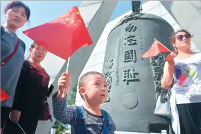  ?? WANG QIBO / FOR CHINA DAILY ?? A child visits the September 18 Incident History Museum in Shenyang, Liaoning province, on Monday, the 86th anniversar­y of the outbreak of the War of Resistance Against Japanese Aggression (1931-45).