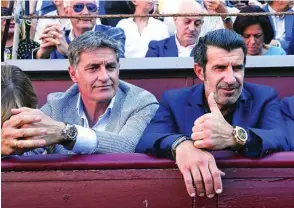  ?? ?? El exfutbolis­ta portugués Luis Figo, desde el callejón junto a Michel