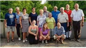  ?? Foto: Schwäbisch­e Trachtengr­uppe ?? Einige Geehrte (von links stehend): Claus und Iris Vogel, Ida Weber, Simone Lungershau­sen-czaboryk, Hannelore und Dieter Hauf, Gerald Weippert, Gudrun und Gerd Duda, Martin Bühner und Gerhard Zowislo; Vordere Reihe: Lina Weippert, Nieves Perez-ramos und Wolfgang Schwarz