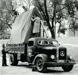  ??  ?? ▶▶ Imágenes extraídas del libro ‘El Milagro del Prado’, con el transporte de las obras durante la Guerra Civil. A la derecha, el cuadro en cuestión.