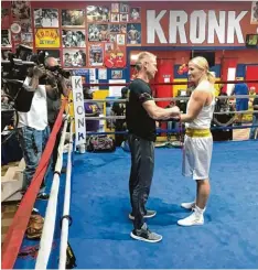  ?? Foto: Jule Schutz ?? Ein fast „heiliges“Boxstudio: Nikki Adler und ihr Trainer Rene Friese durften in Detroit im Kronk Gym trainieren.
