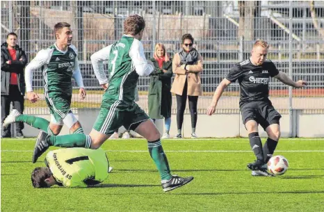  ?? FOTO: WOLFGANG HENGGE ?? Szene aus dem bis dato letzten Bezirkslig­aspieltag: Beurens Pascal Rasch schiebt den Ball ins leere Tor, Bergatreut­es Torhüter Benedikt Beingrübl krümmt sich am Boden. Dennoch verliert Beuren mit 3:4 und verspielt damit, wie sich später herausstel­lt, den Aufstieg.