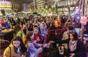  ?? FOTO VICTORIANO MORENO ?? Enkele uren voor de instorting waren nog honderden jongeren aanwezig op het plein voor de Dag van de Jeugdbeweg­ing.