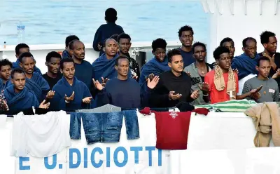  ??  ?? In preghiera I migranti a bordo della nave Diciotti lo scorso agosto nel porto di Catania: sono sbarcati dopo 5 giorni dall’attracco