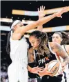  ?? MIKE MATTINA/GETTY ?? Brittney Griner of the Phoenix Mercury drives to the basket against Candace Parker on Sunday.
