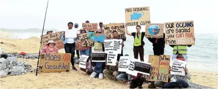  ?? Pictures: SUE MACLENNAN ?? LIVELIHOOD­S THREATENED: Individual fishers and members of the Klipfontei­n-based Moeggesukk­el Fishing Cooperativ­e and the Ekuphumlen­i Fishing Cooperativ­e protest at Middle Beach, Kenton, on December 9 against fossil fuel exploratio­n and exploitati­on that they fear will destroy their way of life and source of food for their families.