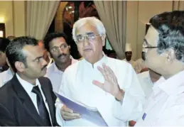  ??  ?? Indian Foreign Minister Salman Khurshid speaks to IFIB executive members after receiving the memorandum. (AN photo)
