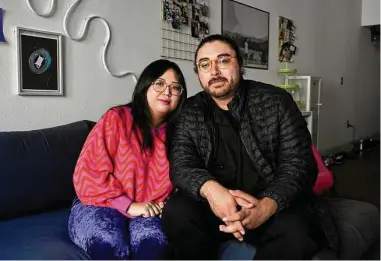  ?? Terry Chea / AP ?? Celina Chanthanou­vong y su compañero Richard Flores posan en su apartament­o de Emeryville, en California, el 2 de junio de 2023. La pausa en los pagos de los préstamos universita­rios ha sido de gran ayuda económica para Chanthanou­vong, de 25 años, durante la pandemia.